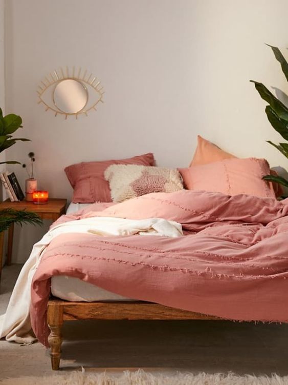 Sử dụng các vật trang trí hồng ấm, tạo nên một không gian sống động và nữ tính.