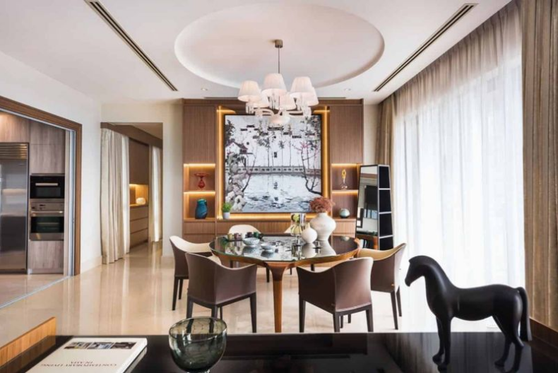 Những hoa tiết trên tường được trang trí kỹ xảo, tỉ mỉ tăng tính thẩm mỹ cho căn phòng